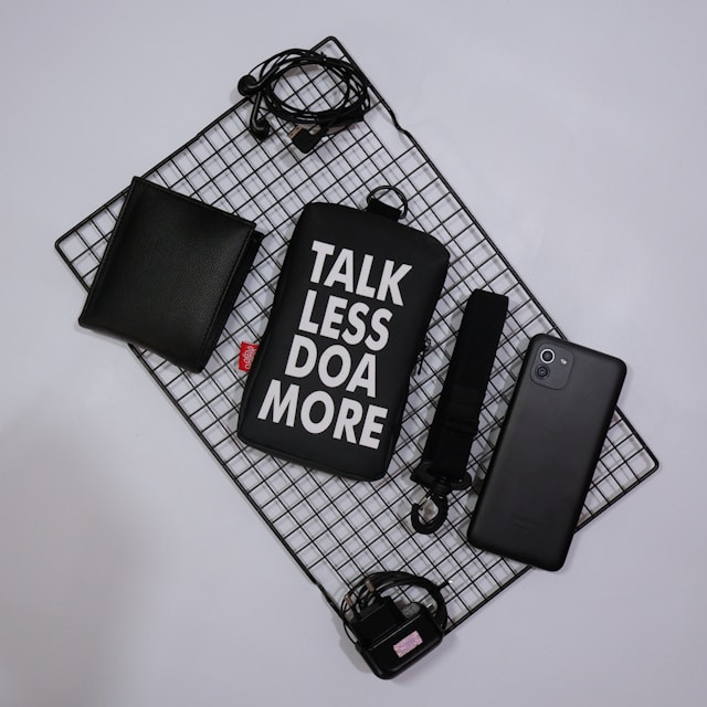 Ilustrasi Tas HP Pria Terbaik. Sumber: Unsplash/Kawah Kaos Dakwah