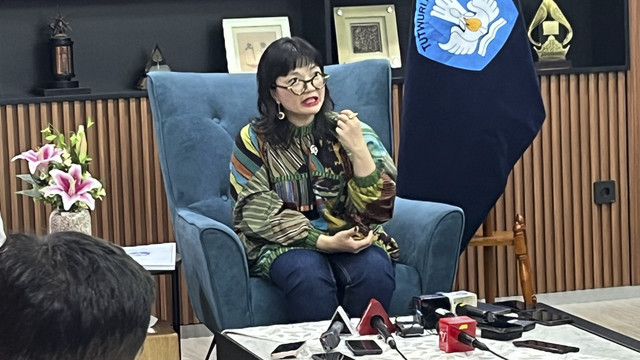 Wakil Menteri Pendidikan Tinggi, Sains, dan Teknologi (Wamendiktisaintek) Stella Christie menjawab pertanyaan wartawan di Kantor Kemendiktisaintek, Jakarta Pusat, Sabtu (17/5/2025). Foto: Alya Zahra/kumparan 