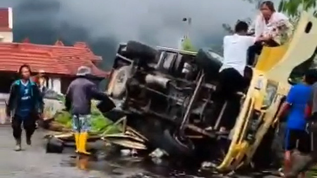 Kendaraan yang terlibat kecelakaan lalu lintas di jalan raya Tawangmangu-Sarangan, tepatnya di Desa Gondosuli, Kecamatan Tawangmangu, Kabupaten Karanganyar, Jawa Tengah. Sabtu (17/05/2025). (Aset: Istimewa)