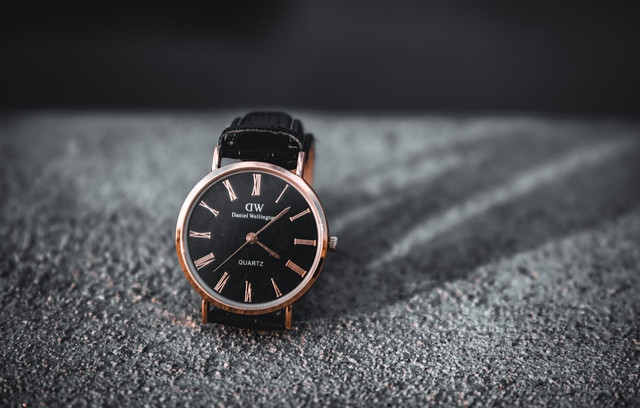 Ilustrasi Jam Tangan Pria Diameter Kecil     Sumber Unsplash/Kamran Ch