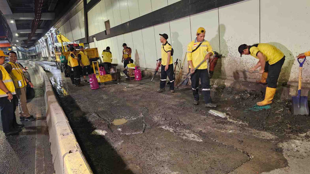 Transjakarta melakukan penambalan lubang di Halte Setiabudi arah Menteng, Jakarta Pusat, Sabtu (17/5/2025). Foto: Dok. Transjakarta