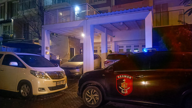 Mobil dari Subdit Resmob Polda Banten tiba di depan rumah Charlie Chandra yang ada di Pademangan, Jakarta Utara, Sabtu (17/5). Foto: Thomas Bosco/kumparan