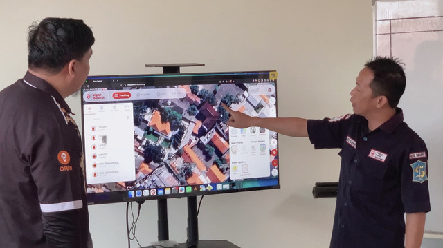 ORIN, Perusahaan yang bergerak pada bidang pelacakan sistem yang terintegrasi dengan Global Positioning System (GPS) memberikan GPS Tracker gratis kepada Palang Merah Indonesia (PMI) Kota Surabaya. Foto dan naskah : Dipta Wahyu / BASRA