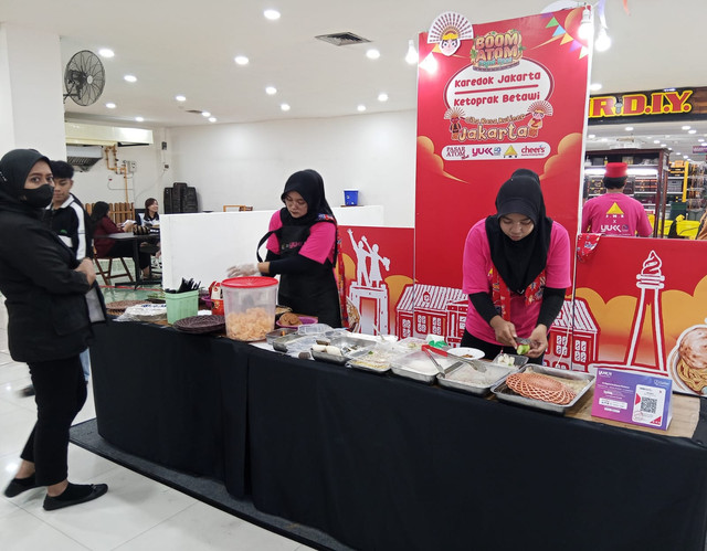 Ketoprak, salah satu kuliner khas Jakarta yang hadir di Surabaya. Foto: Masruroh/Basra