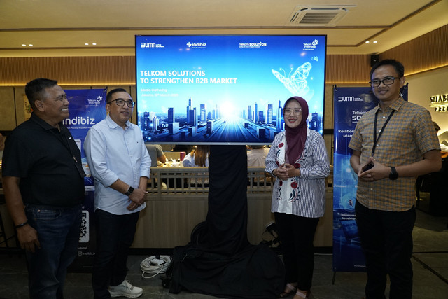 AVP External Communication Telkom Sabri Rasyid, VP Corporate Communication Telkom Andri Herawan Sasoko, OVP Enterprise Marketing dan Regional Management Telkom Reni Yustiani dan OVP Enterprise Product Development Telkom Tanto Suratno saat Media Gathering Telkom, beberapa waktu lalu | Foto: Telkom