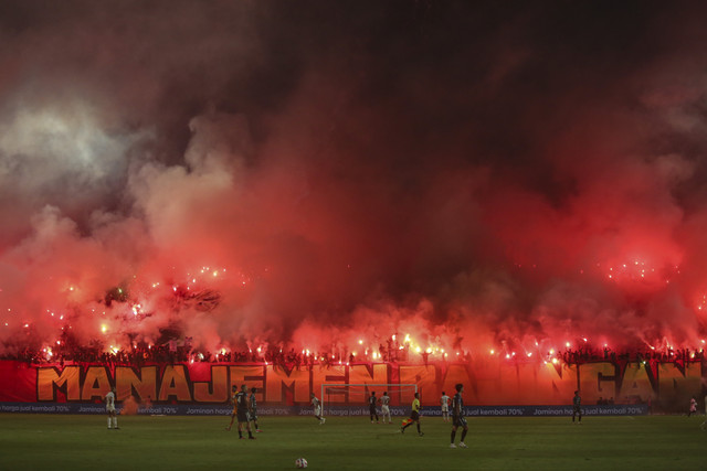 Suporter menyalakan flare untuk mendukung PSS Sleman saat melawan Persija Jakarta pada pertandingan BRI Liga 1 2024/2025 di Stadion Maguwoharjo, Sleman, D.I Yogyakarta, Sabtu (17/5/2025). Foto: Andreas Fitri Atmoko/ANTARA FOTO