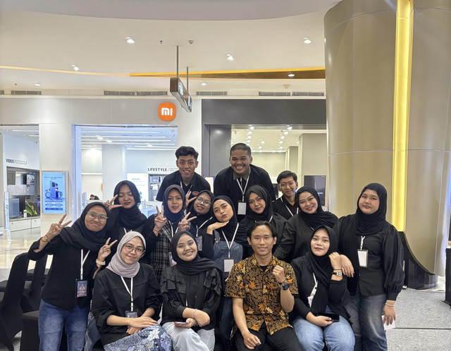 Sepuluh mahasiswa Ilmu Komunikasi UNTAG Surabaya yang tergabung dalam tim magangMBKM di KPS2K sebagai panitia Kartini Youth Festival 2025, merayakan semangat Kartini danperan generasi muda dalam pemberdayaan perempuan