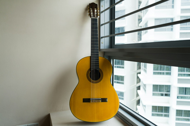 Apakah Bisa Bawa Gitar di Kabin Pesawat? Foto gitar sebagai ilustrasi. Sumber foto: Unsplash- Azad Azahari