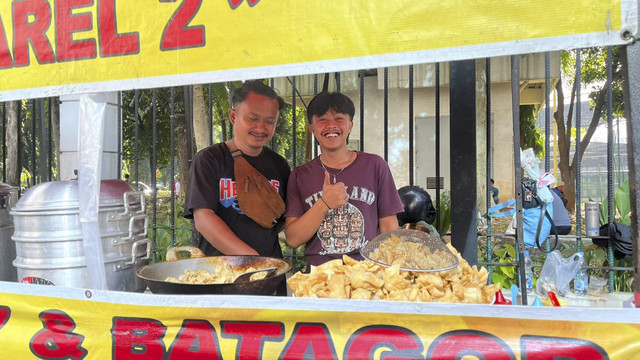 Pejual Batagor di kawasan Car Free Day, Jakarta, Minggu (18/5/2025). Foto: Haya Syahira/kumparan