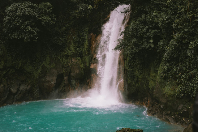 Air Terjun Munduk. Foto hanya ilustrasi, bukan tempat sebenarnya. Sumber: Unsplash/Mario Scheibl
