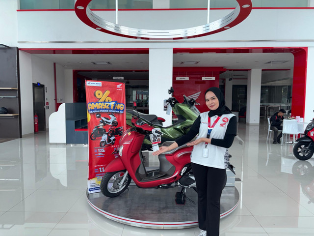 Karyawan honda memperlihatkan New Honda Scoopy di dealer Honda. Foto: Dok. Istimewa