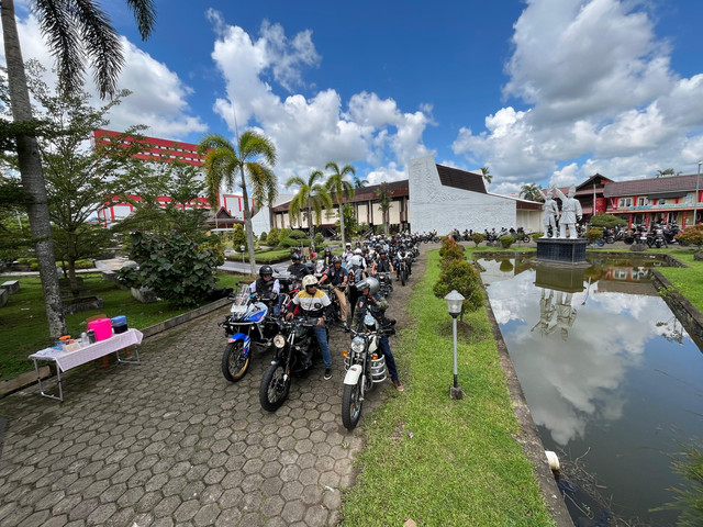Ratusan bikers ikuti agenda Distinguished Gentelman’s Ride (DGR) Kota Pontianak dimulai dari Museum Kalbar hingga Finish. Foto : Rabiansyah/Hi!Pontianak.