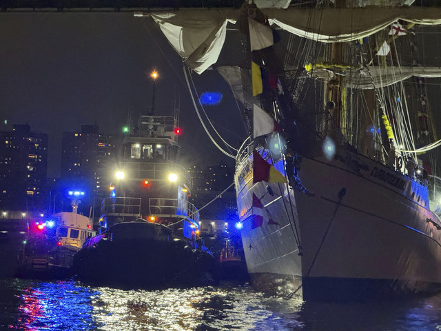 Sebuah kapal latih Angkatan Laut Meksiko terlihat di depan Jembatan Manhattan, setelah mengalami kerusakan akibat menabrak Jembatan Brooklyn di New York City, AS, Sabtu (17/5/2025). Foto: Santiago Lyon/REUTERS