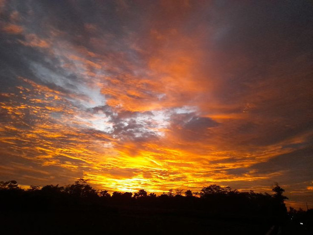Langit selalu tahu caranya menghibur, bahkan saat hari beranjak gelap. ( Gambar di ambil Menggunakan AI dan Chat GPT )