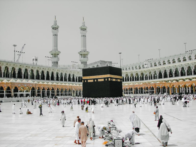 Destinasi umroh plus Turki kemana aja. Foto adalah Ka'bah Makkah. Sumber: Unsplash/Sam Riz