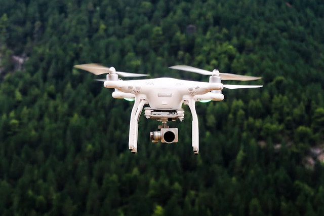 apakah boleh membawa drone di pesawat. Foto adalah Drone. Sumber: Unsplash/Jason Mavrommatis