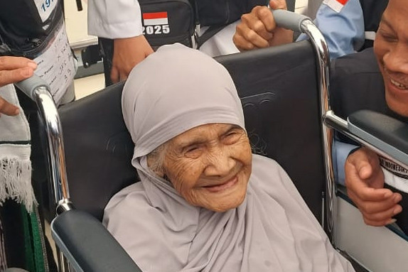 Mbah Sumbuk, jemaah tertua dari Indonesia tiba di Bandara Internasional King Abdul Aziz Jeddah. Foto: Dok. Media Center Haji
