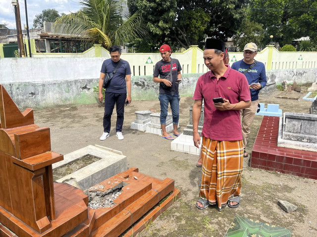 Sejumlah nisan di pemakaman umum (TPU) Ngentak, Baturetno, Kapanewon Banguntapan, Kabupaten Bantul dirusak oleh orang tak dikenal, Minggu (18/5/2025). Foto: Dok. Istimewa