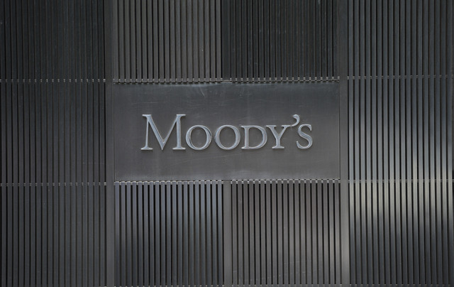 Sebuah papan nama lembaga pemeringkat Moody's terpampang di kantor pusat perusahaan tersebut di New York. Foto: Emmanuel Dunand/AFP