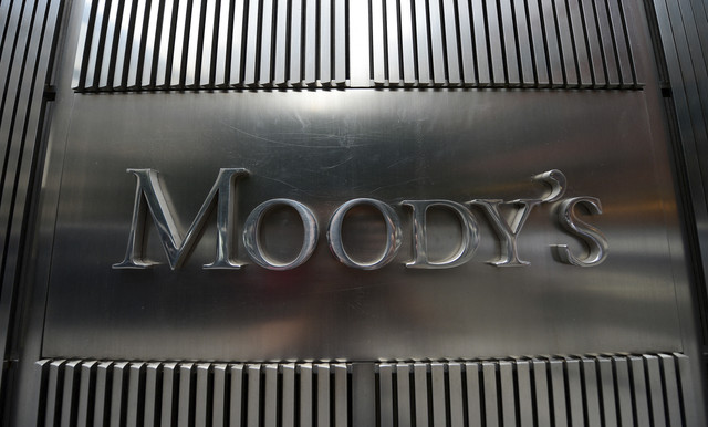 Sebuah papan nama lembaga pemeringkat Moody's terpampang di kantor pusat perusahaan tersebut di New York. Foto: Emmanuel Dunand/AFP