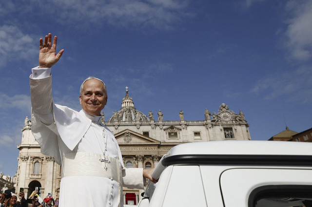 Paus Leo XIV tiba dengan popemobile untuk menghadiri misa perdananya di Vatikan, Minggu (18/5/2025). Foto: Yara Nardi/REUTERS