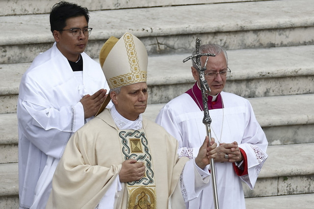 Paus Leo XIV berjalan saat misa pengukuhannya di Lapangan Santo Petrus, di Vatikan, Minggu (18/5/2025). Foto: Guglielmo Mangiapane/REUTERS
