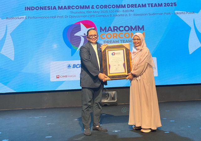 Tim Corporate Communications CIMB Niaga berhasil meraih penghargaan dengan predikat “Very Good” untuk kategori Corcomm Team dalam ajang Indonesia Marcomm & Corcomm Dream Team 2025, Kamis (15/5). Foto: dok. CIMB Niaga