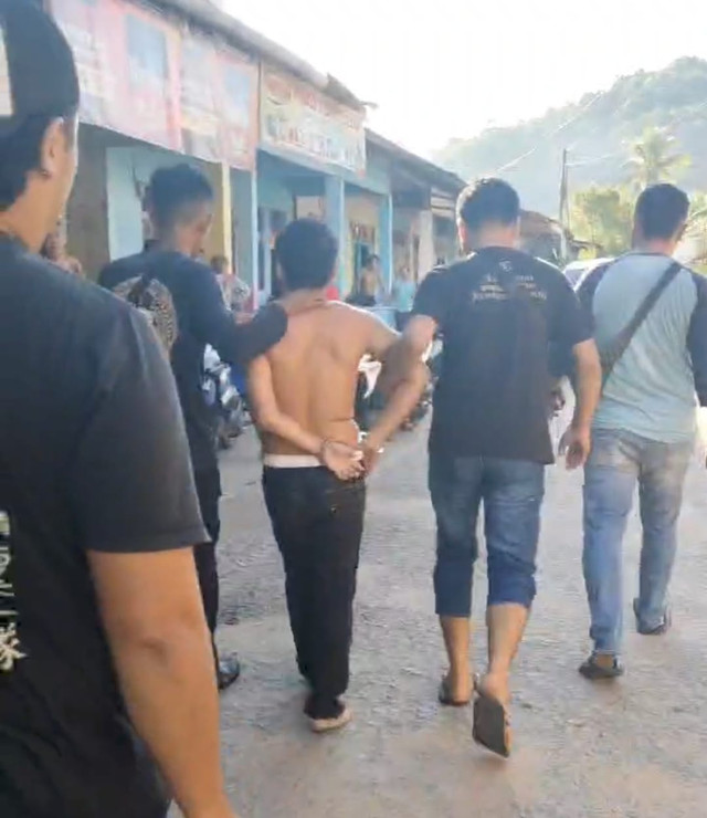 Pelaku yang mengancam polisi menggunakan parang saat ditangkap. Foto: Dok. Polres Mempawah