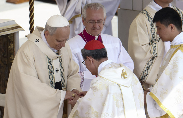 Kardinal Luis Tagle memasang Cincin Nelayan di jari Paus Leo XIV saat Misa perdana di Lapangan Santo Petrus di Vatikan, Minggu (18/5/2025). Foto: Guglielmo Mangiapane/REUTERS