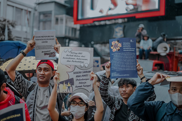 “Saya berada di tengah aksi damai International Women’s Day 2025. Meski hujan mengguyur Surabaya, kami tetap berjalan dan menyuarakan hak-hak perempuan yang selama ini terabaikan.” Sumber: IWD Surabaya 2025 #sudah dapat izin