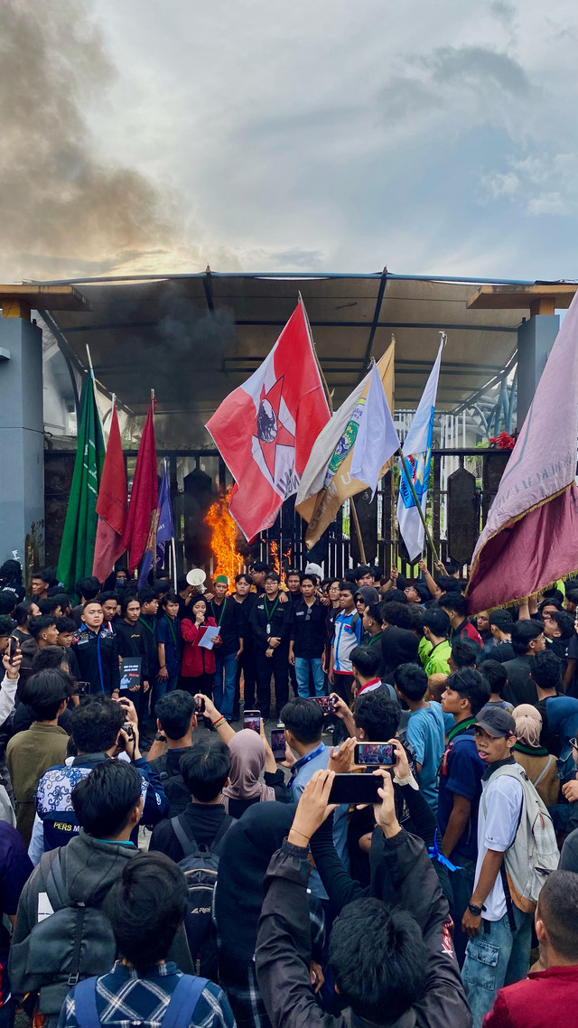 Foto diambil saat aksi demontrasi #TOLAKREVISIUUTNI di DPRD Provinsi Kalimantan Timur (21/03/2025)