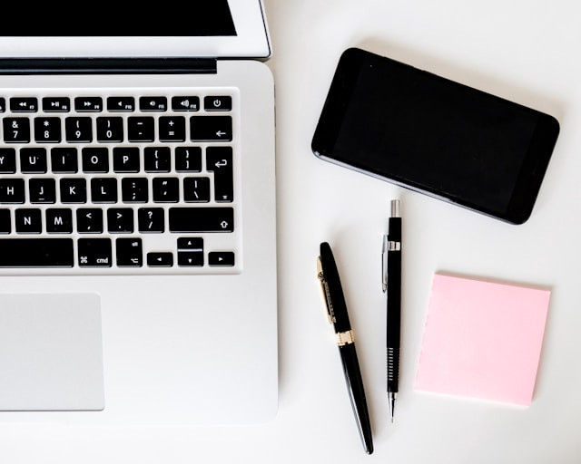 Cara Menyambungkan HP ke Laptop. Foto hanya ilustrasi. Sumber foto: Unsplash/Daniel