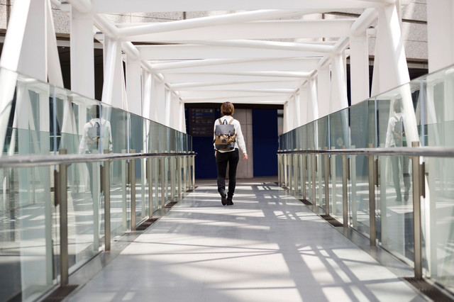 long-shot-woman-with-backpack (Ilustrasi)/Image by freepik