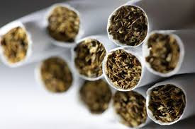 FILE - Rokok disusun difoto di New York pada 17 Desember 2019. (Foto AP/Patrick Sison, File)