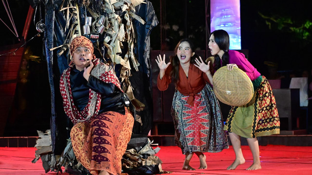 Aksi teatrikal yang menghibur warga di Festival Sriwijaya yang menjadi perayaan identitas budaya Sumatera Selatan, Minggu (18/5) Foto: urban id