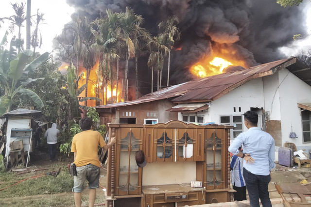 Gudang pabrik karet milik PT Teluk Luas di Kota Padang, Sumatera Barat (Sumbar), Minggu (18/5), terbakar. Foto: Istimewa