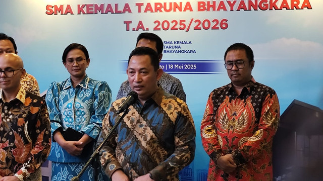 Kapolri, Jenderal Listyo Sigit Prabowo, dalam kegiatan silaturahmi siswa terpilih SMA Kemala Taruna Bhayangkara di STIK Polri pada Minggu (18/5/2025). Foto: Rachmadi Rasyad/kumparan