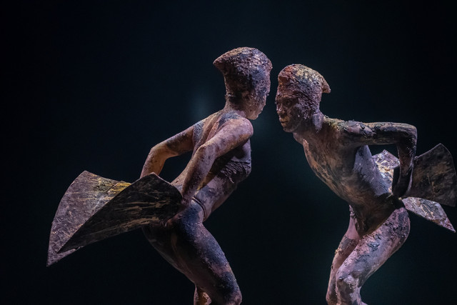 Pertunjukan Ghosts of Hell Creek: Stone Garuda oleh Prehistoric Body Theater di Teater Salihara (Dok. Komunitas Salihara/Witjak Widhi Cahya)