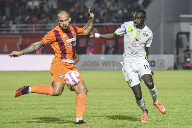 Pesepak bola Borneo FC Samarinda Gabriel Furtado (kiri) menghalau bola dari pesepak bola Persebaya Surabaya Flavio Silva (kanan) dalam pertandingan Liga 1 2024/2025 di Stadion Segiri, Samarinda, Kalimantan Timur, Minggu (18/5/2025). Foto: M. Risyal Hidyat/ANTARA