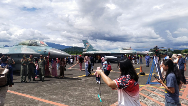 Warga Sulawesi Utara antusias mendatangi kegiatan Open Base yang digelar TNI AU di Pangkalan Udara (Lanud) Sam Ratulangi Manado, Minggu (18/5). Sejumlah alutsista dipamerkan di kegiatan ini.