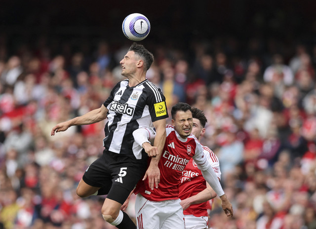 Pemain Newcastle United Fabian Schar menyundul bola saat berduel dengan Gabriel Martinelli pada pertandingan Liga Inggris di Stadion Emirates, London, Inggris, Minggu (18/5/2025). Foto: David Klein/Reuters