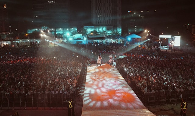 Ilustrasi jadwal result & reunion indonesian idol 2025. Sumber: unsplash.com/Tony Pham