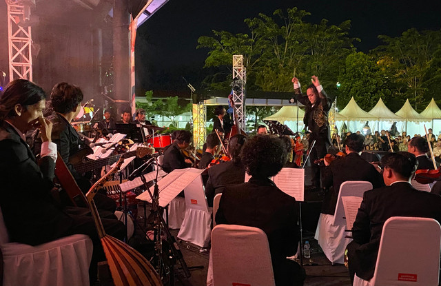 Pertunjukan orkestra di malam puncak 'Semarak Taman Budaya'. Foto: Yulia Ramadhiyanti/Hi!Pontianak