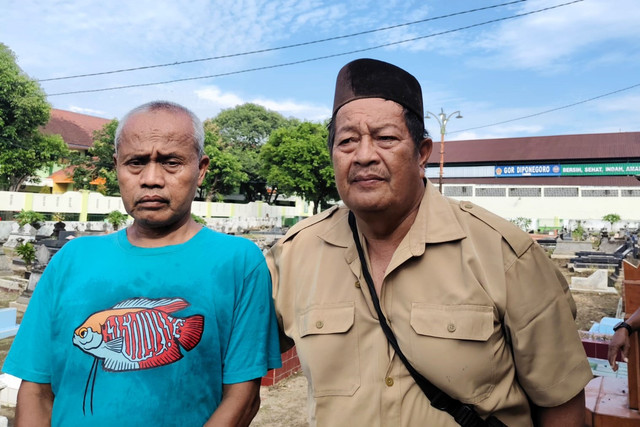 Lurah Baturetno, Kapanewon Banguntapan, Kabupaten Bantul, Sarjoko (kanan). Foto: Arfiansyah Panji Purnandaru/kumparan