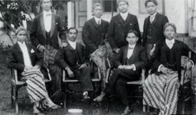 Pelajar STOVIA dan anggota Boedi Oetomo. Foto : Kemendibud.go.id