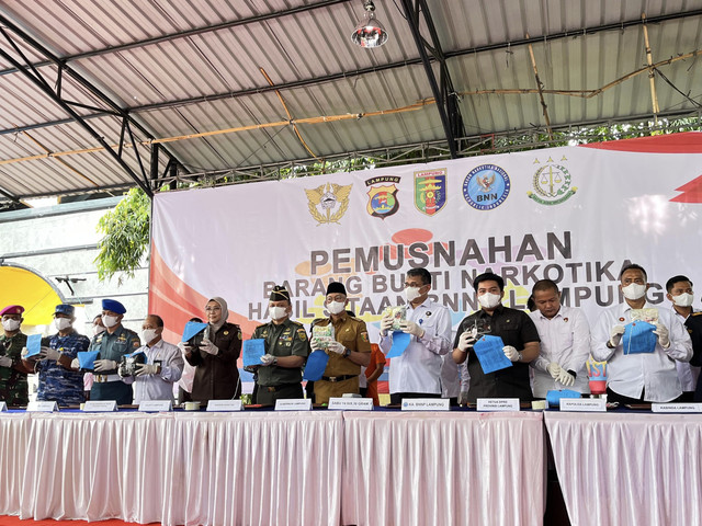 Pemusnahan narkotika jenis sabu yang dilakukan oleh Kepala BNNP Lampung Brigjen Pol Norman Widjajadi bersama Gubernur Lampung Rahmat Mirzani Djausal | Foto : Eka Febriani / Lampung Geh