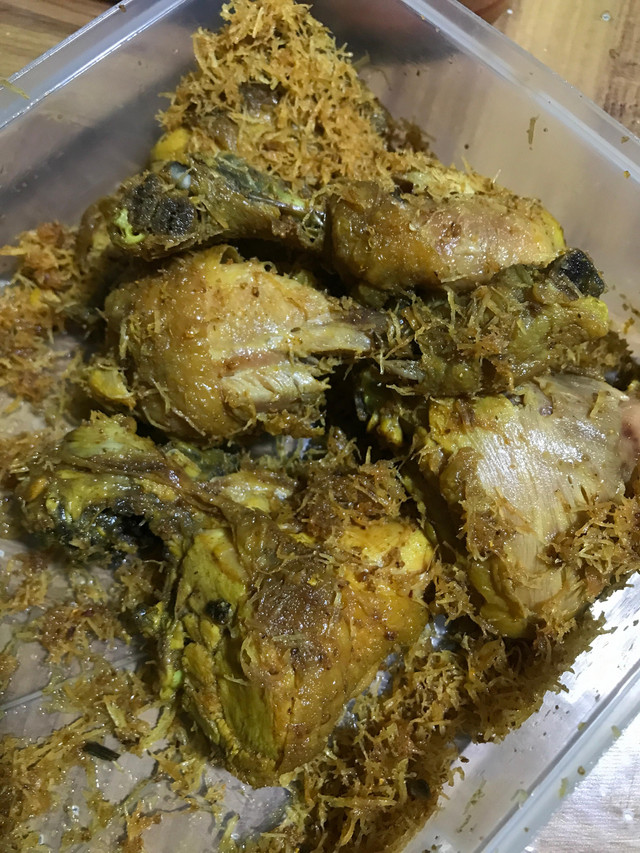 Ayam Goreng Serundeng Bumbu Kuning (Sumber: Diambil dari Galeri Penulis)