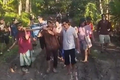 Sejumlah warga di Desa Mulyasari, Kecamatan Agrabinta Kabupaten Cianjur terpaksa menandu ibu hamil yang akan melahirkan saat menuju ke puskesmas akibat akses jalan yang hancur berlumpur dan berbatu. Foto: Dok. Istimewa