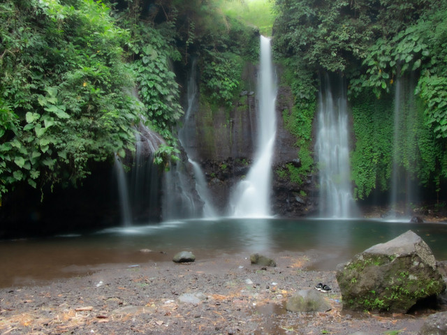 Air Terjun Telun Berasap. Foto hanya ilustrasi, bukan tempat sebenarnya. Sumber: Unsplash/Hosea Pramurdianto