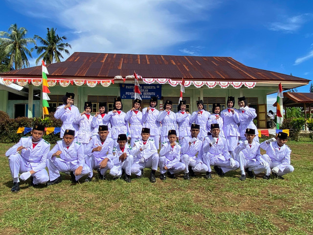 Pasukan pengibar bendera dari siswa MA Sairun dalam upacara peringatan Hari Pendidikan Nasional di SMP Negeri 10 Maluku Tengah, Pulau Ay, Kecamatan Banda, pada 2 Mei 2025. Sumber foto: Dokumentasi MA Sairun.